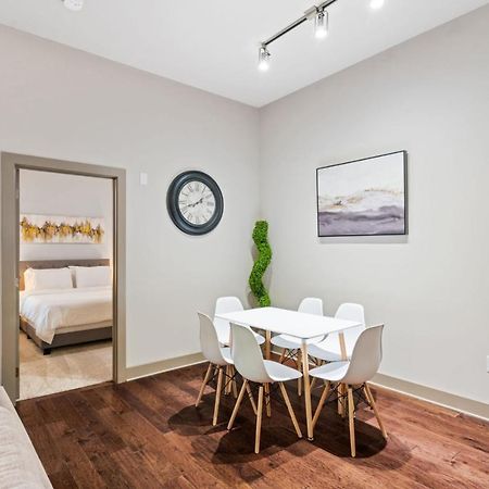 דירות וודברידג' Grand Luxury Premium Vaulted Ceilings מראה חיצוני תמונה
