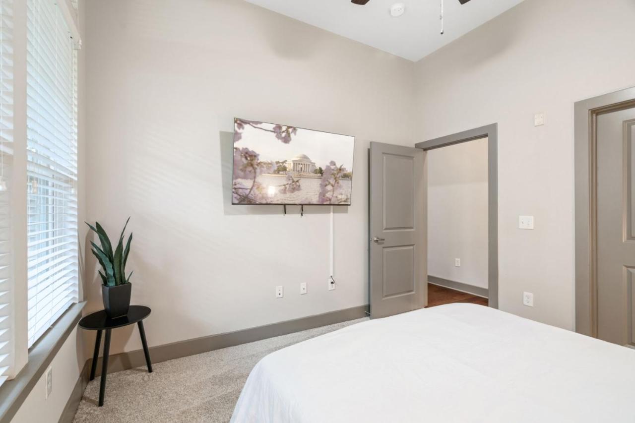 דירות וודברידג' Grand Luxury Premium Vaulted Ceilings מראה חיצוני תמונה