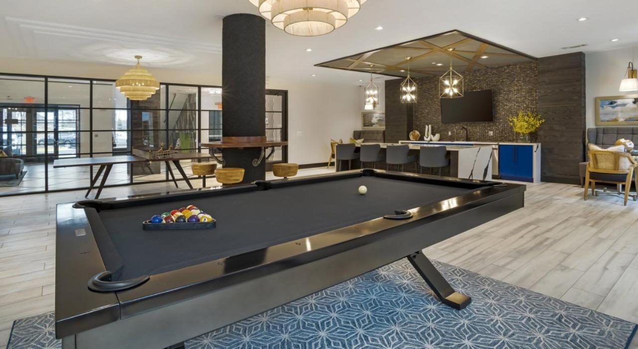 דירות וודברידג' Grand Luxury Premium Vaulted Ceilings מראה חיצוני תמונה