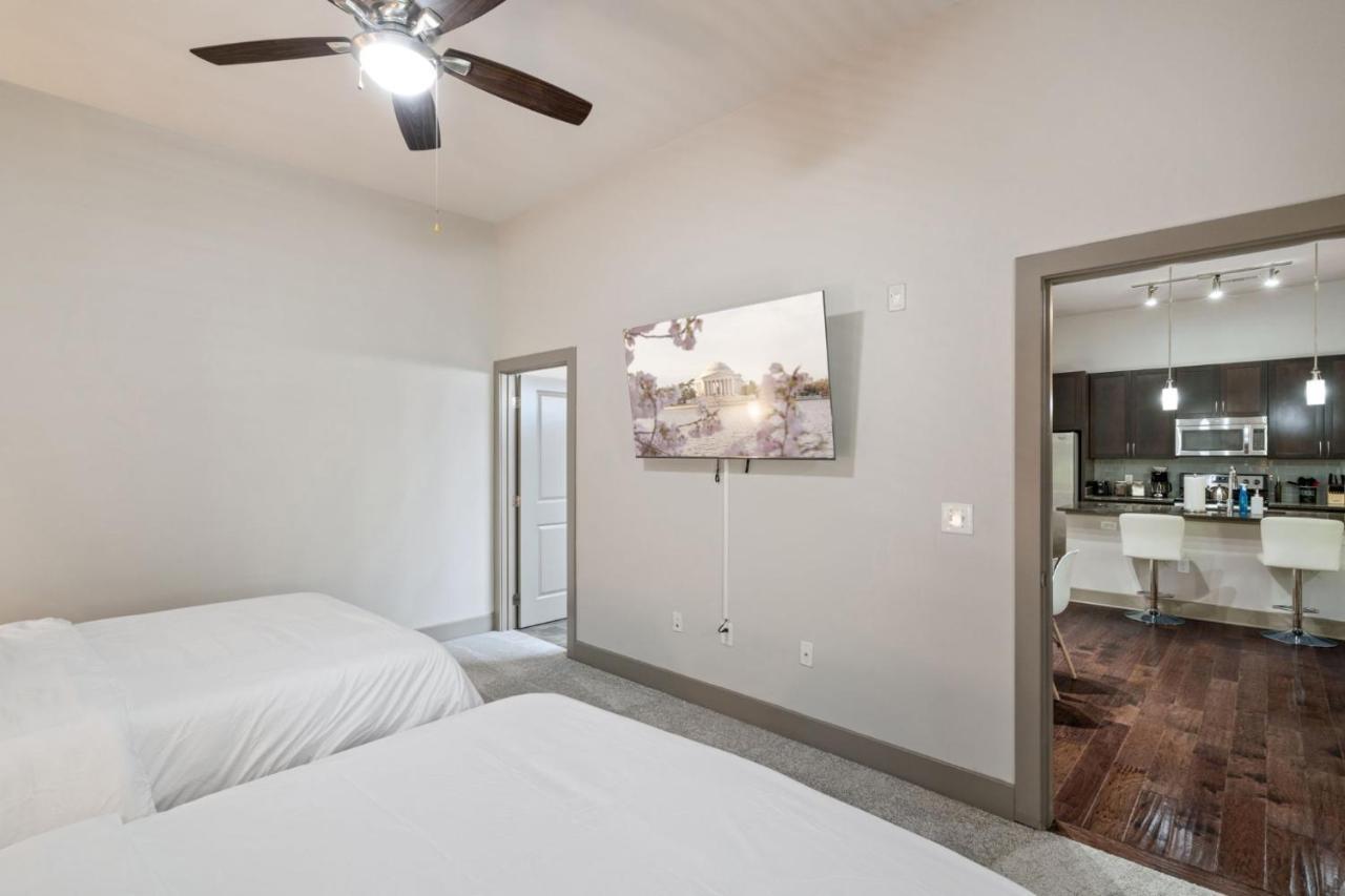 דירות וודברידג' Grand Luxury Premium Vaulted Ceilings מראה חיצוני תמונה